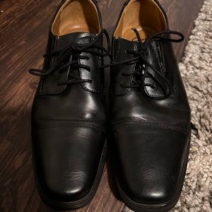 Clark’s size 9 men’s dress shoes